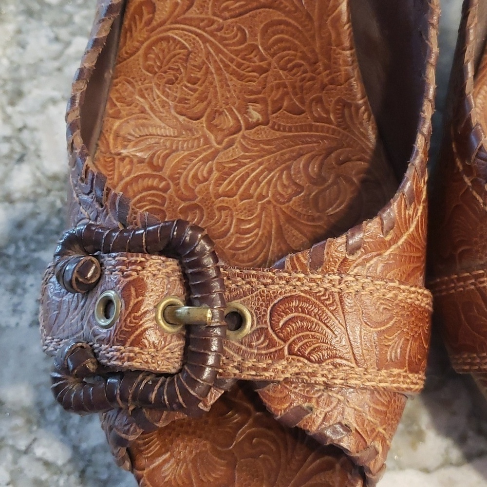 Vince Camuto brown tulled floral leather stacked heel sandals - Picture 3 of 9